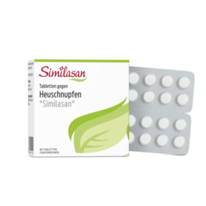 Packung mit Similasan-Tabletten gegen Heuschnupfen, grüne Blattgrafik auf der Vorderseite, Blisterverpackung sichtbar.