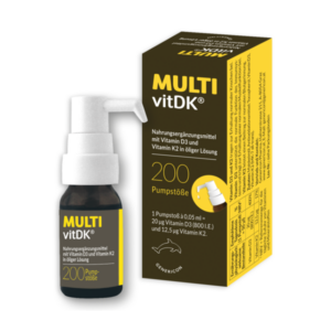 Flasche mit Nahrungsergänzungsmittel MULTI vitDK® aus braunem Glas, mit Pumpe und gelbem Etikett, zeigt Inhaltsstoffe und Anwendungshinweise.