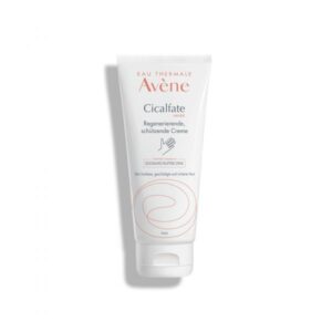 Eine Tube Cicalfate Handcreme von Avène, die regenerierende und schützende Eigenschaften hat.