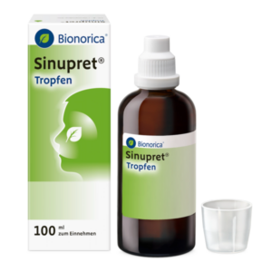 Bionorica Sinupret Tropfen in brauner Flasche mit weißem Tropfverschluss und Messbecher, Umkarton im Hintergrund.