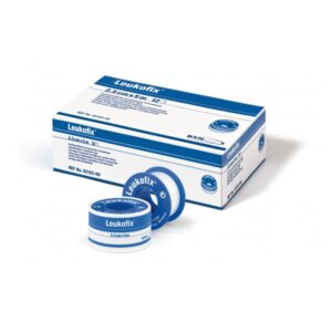 Transparente Fixierpflasterrolle und Verpackung von Leukofix, angegeben mit 2,5 cm x 5 m, in Blau und Weiß.