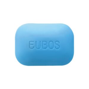 Helle blaue Seife mit der Prägung "EUBOS" auf der Oberfläche, rechteckige Form.
