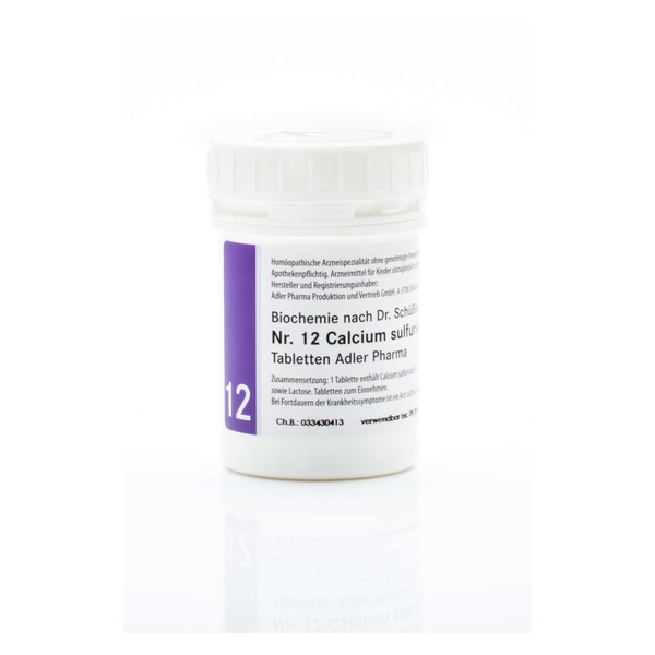 Weißes Pillenfläschchen mit lila Etikett, das Calcium sulfuricum Tabletten von Adler Pharma beschreibt.