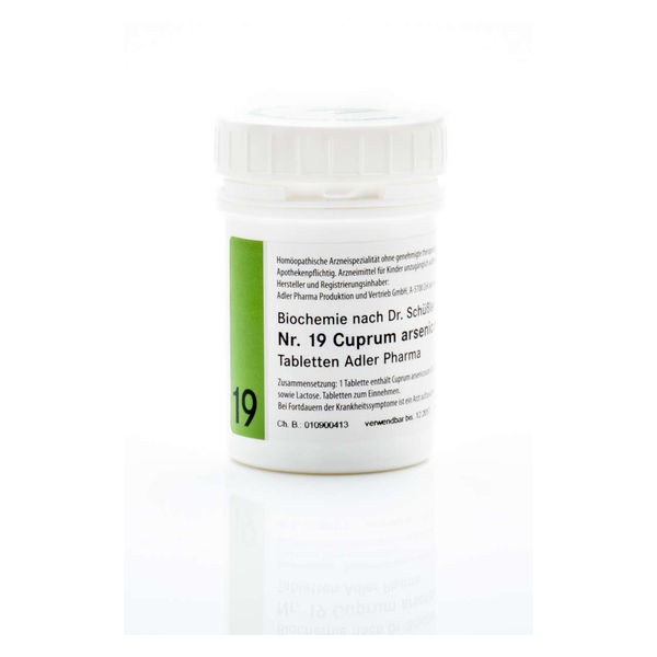 Weißer Kunststoffbehälter mit grünem Deckel, beschriftet mit homöopathischen Tabletten Cuprum arsenicum.