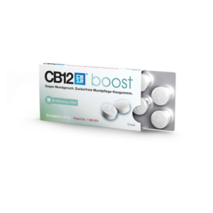 Verpackung von CB12 boost, zuckerfreien Mundpflege-Kaugummis mit Whitening-Effekt in blauer und grüner Schrift.