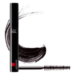 Schwarze Mascara mit runder Verpackung und Applikatorbürste, daneben ein Pinselstrich in schwarz.