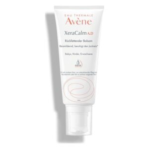 Verpackung eines Rückfettenden Balsams von Avène, geeignet für Babys, Kinder und Erwachsene, mit Pumpspender.