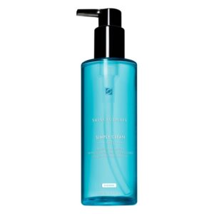 Transparente Flasche mit Pumpspender und blauer Flüssigkeit, beschriftet als "Simply Clean Gel" von SkinCeuticals.