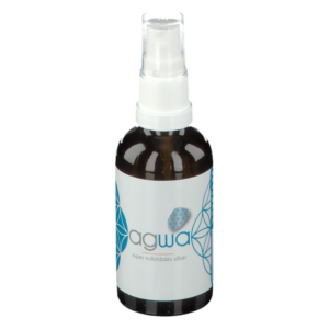 Braune Sprühflasche mit weißem Deckel und einem Etikett, das den text 'agwa super kolloidales silber' zeigt.