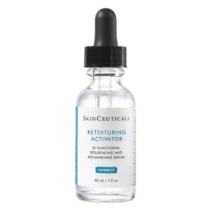 Eine transparente Glasflasche mit schwarzem Tropfer und Etikett, die ein Hautpflege-Serum enthält.