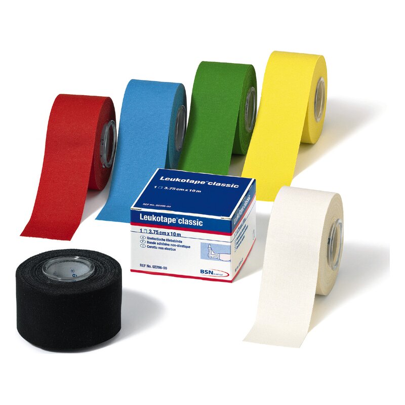 Verschiedene Rollen von Leukotape in den Farben Rot, Blau, Grün, Gelb und Weiß, daneben eine Verpackung mit Produktinformationen.
