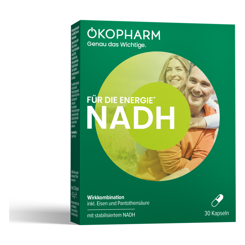 Verpackung von OKOPHARM NADH Kapseln, grüne Box mit Energiefokus und Bild eines glücklichen Paares im Hintergrund.