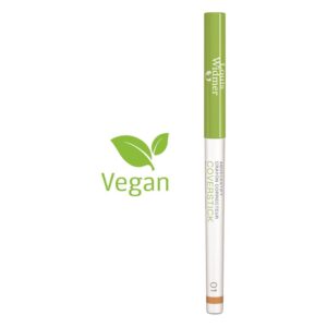 Grüner Concealer-Stift mit veganem Label und einer Farbnummer, umgeben von weißem Hintergrund.