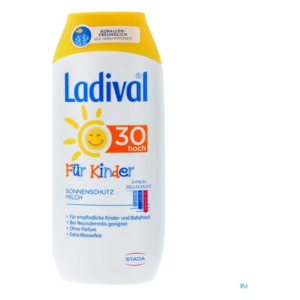 Sonnenschutzmilch für Kinder mit Lichtschutzfaktor 30, in einer weißen Flasche mit gelbem Deckel.