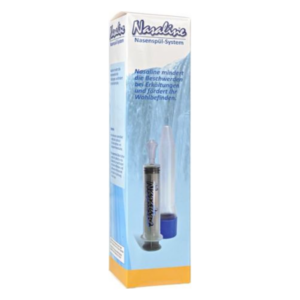 Verpackung eines Nasenspülsystems mit Spritze und Aufsatz, designed zur Linderung von Erkältungssymptomen.