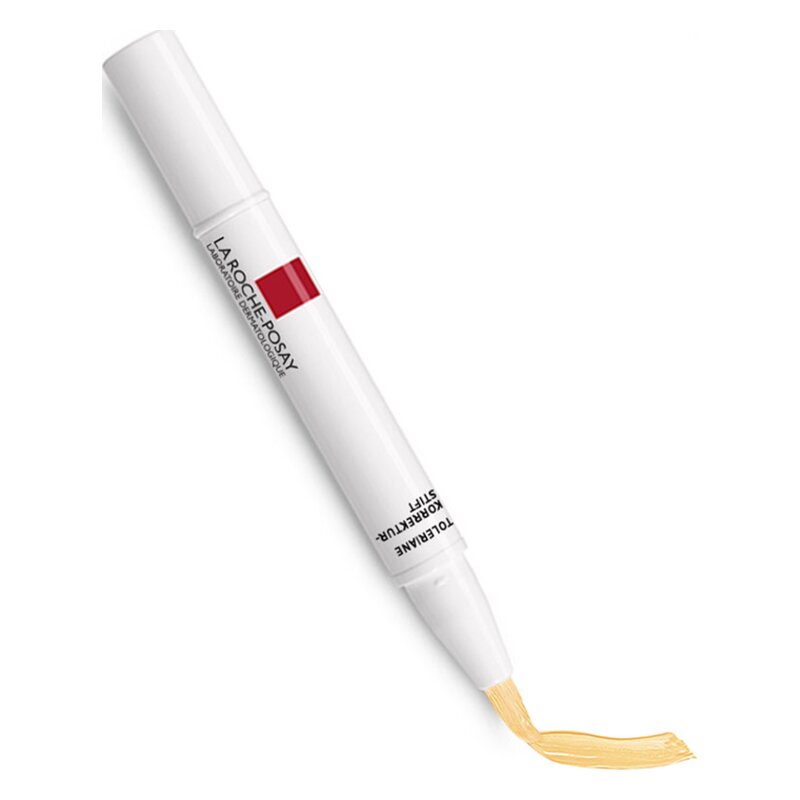 Ein Korrekturstift in einem weißen Gehäuse mit rotem Logo, austretende gelbe Flüssigkeit an der Spitze.