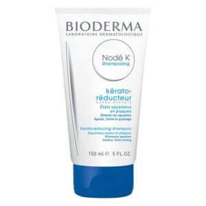 Weißer Shampoo-Tube mit blauer Kappe von Bioderma, beschriftet mit "Node K - Kérato-réducteur", für die Pflege von schuppiger Haut.