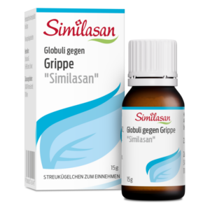 Braune Glasflasche mit weißem Deckel, umgeben von einer Verpackung mit blauer und grauer Grafik, Globuli gegen Grippe.